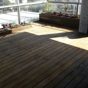 אדניות עץ עם צמחים על מרפסת עץ