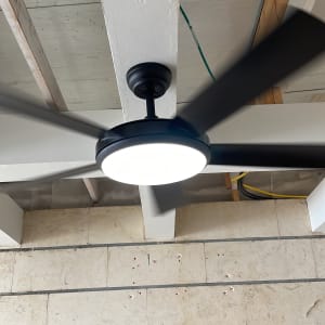 מאוורר תקרה מותקן עם חוטי חשמל גלויים