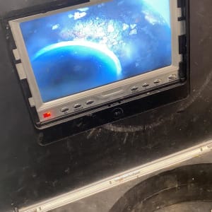 מסך תצוגה עם תמונת צינור ומכשור חיבור