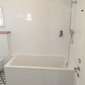 אמבטיה עם מקלחת, ברז וכפתור מים