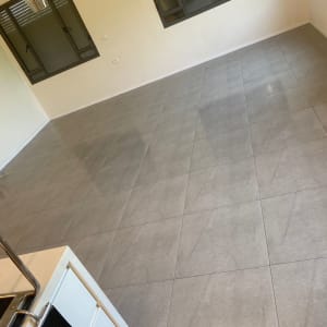 רצפת אריחים חדשה בחדר ריק עם חלונות