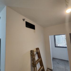 פתח אוורור במערכת מיזוג אוויר על קיר לבן