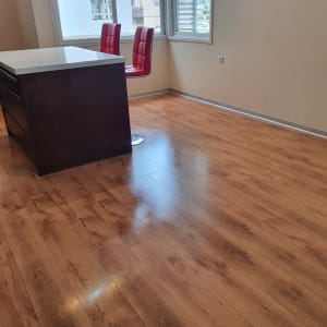 רצפה נקייה ומבריקה ליד שולחן וכיסאות