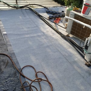 יריעות איטום על גג עם צינורות וכלים