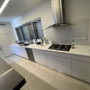 מטבח מודרני עם כיריים, תנור ומכונת קפה