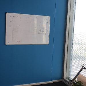 לוח מחיק על קיר כחול במשרד