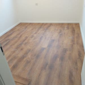 התקנת פרקט למינציה מסוג קוויק-סטפ בלגי