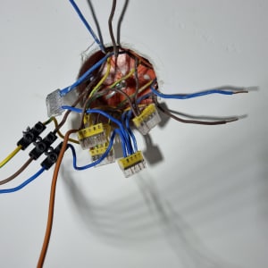 חוטי חשמל מחוברים לקופסת חיבורים בקיר