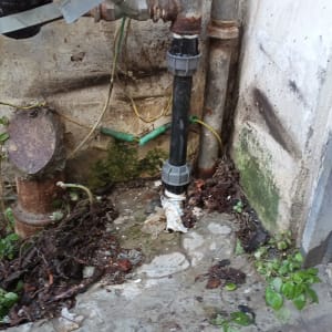 צינורות מים עם חיבורים וברזים חלודים