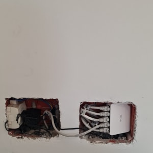 מתג רשת D-Link עם כבלים מחוברים בקיר