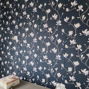 טפט פרחים לבנים על רקע כחול כהה