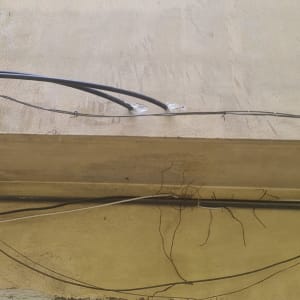 צינורות חשמל וקווי תקשורת על קיר חיצוני