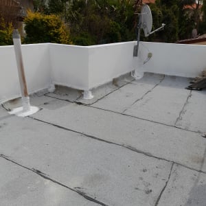 גג אטום עם יריעות ביטומניות ואיטום סביב צינורות