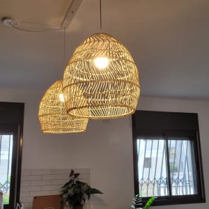 שני מנורות תלויות עם אהילים קלועים