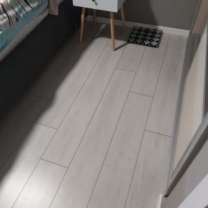 רצפת פרקט עץ בהירה בחדר שינה