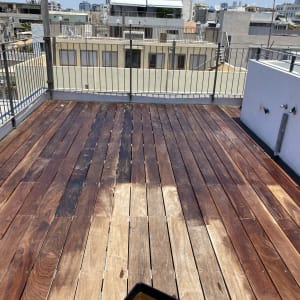 רצפת עץ על גג עם מעקה מתכת וברזים