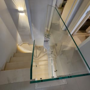 מעקה זכוכית שקוף ליד מדרגות בבית