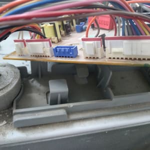 לוח מעגלים עם חוטים צבעוניים ומחברים חשמליים