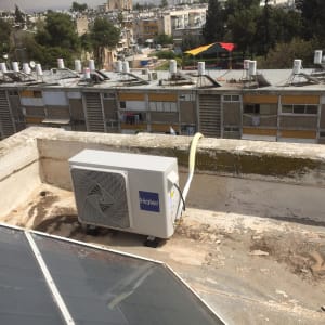 יחידת מיזוג אוויר חיצונית על גג בניין
