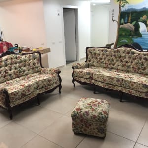 ספות מרופדות בפרחים עם הדום תואם