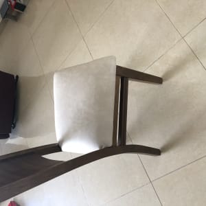 כיסא עץ עם ריפוד בהיר על מושב