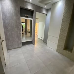 חדר עם רצפת אריחים ותאורה שקועה בתקרה