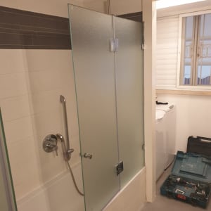 מקלחון זכוכית עם ברז ומקלחת יד