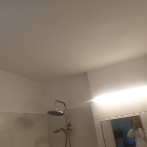 תקרה וקירות צבועים בלבן בחדר אמבטיה