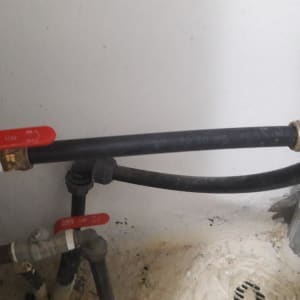 צינור שחור עם ברזים אדומים ומחברים