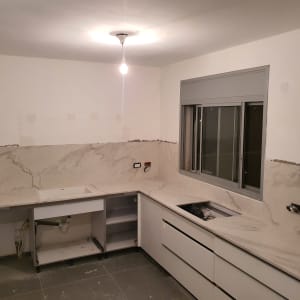 משטחי שיש במטבח עם כיור מובנה