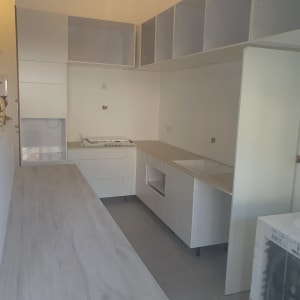 משטח שיש במטבח עם ארונות לבנים