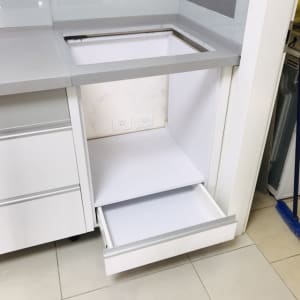 ארון מטבח פתוח עם מגירה ותשתית לכיור