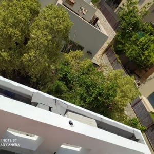 גג עם איטום חלקי וחור גלוי