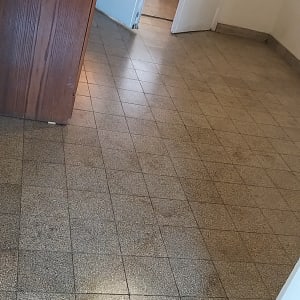 רצפה נקייה עם אריחים, סולם בחדר פנימי