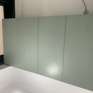 ארון קיר ירוק עם דלתות סגורות