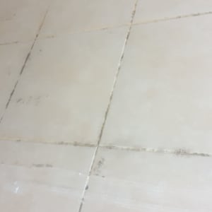 רצפת אריחים עם קווי איטום כהים