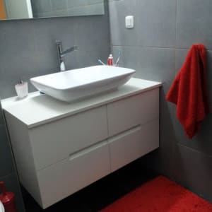 חדר אמבטיה חדש - ארונות, מדפים ועיצוב