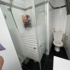 דלת זכוכית למקלחת עם פסים אופקיים לבנים