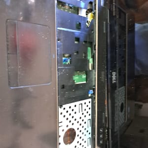 מחשב נייד פתוח עם חלקים פנימיים גלויים