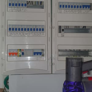 לוח חשמל עם מפסקים וכבלים ירוקים