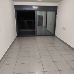 רצפה נקייה ומבריקה עם אריחים גדולים