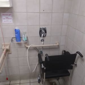 מעקה אחיזה, כיסא רחצה, מתקן סבון, חוט חירום