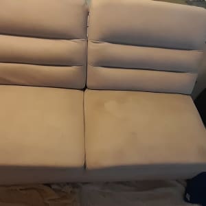 ספה עם כתמים על המושב והמשענת