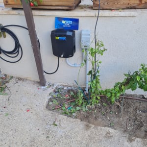 מטען חשמלי מותקן על קיר עם כבלים