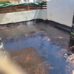 גג אטום בזפת שחורה עם יריעות בידוד