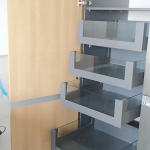 ארון מטבח פתוח עם מגירות זכוכית אפורות