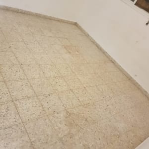 רצפה מרוצפת עם כתמים, זקוקה לניקוי