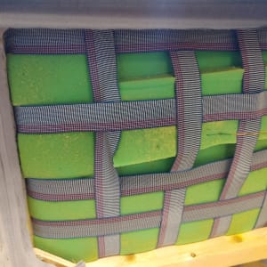 קצף ירוק עם רצועות בד קלועות