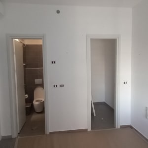 חדר בשיפוץ עם דלתות פתוחות, שירותים גלויים