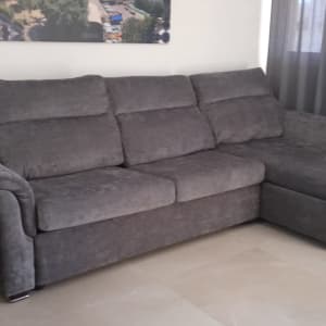 ספה אפורה עם ריפוד רך ומושב נוח